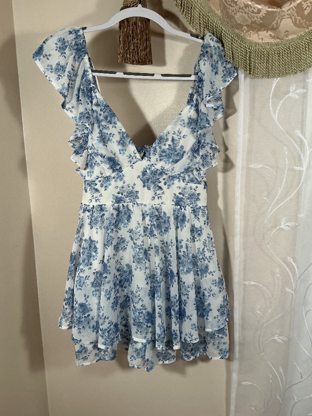 NWT White & Blue Floral Ruffled sleeve Romper Tie Back Tiered babydoll Sz M - Picture 2 of 10